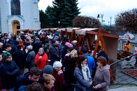 ilustrácia dievčat pri veštení na sv. Ondreja