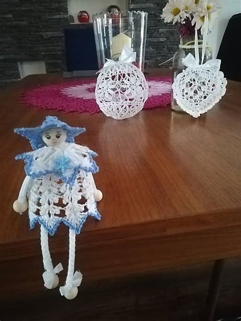 Fotografia ručne háčkovaných vianočných anjelikov v rôznych farbách pri betleheme
