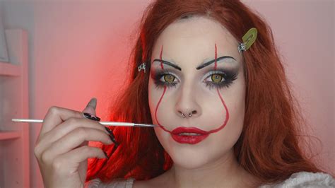 Inšpiratívna koláž halloweenskych líčení vrátane bábky, upírky a klauna