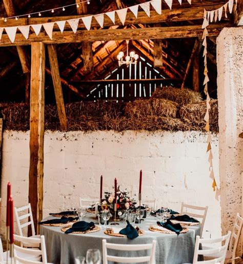 Drevená stodola Jelka pri Malom Dunaji s kvetinovou záhradou