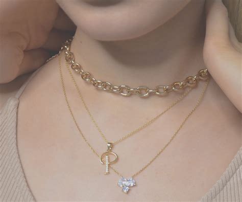 Koláž rôznych šperkov: náušnice, náramky, retiazky, prstene