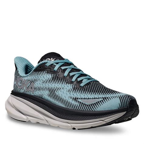 Žena pri športe, napr. bežecké topánky alebo fitness diár