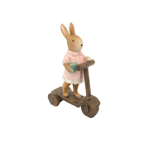 Šťastný chlapec na kolobežke vonku