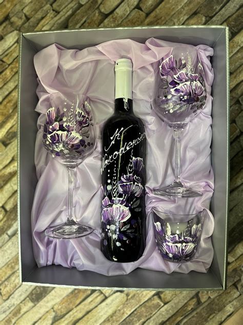 Tematické foto svadobného prípitku s pozdvihnutými pohármi