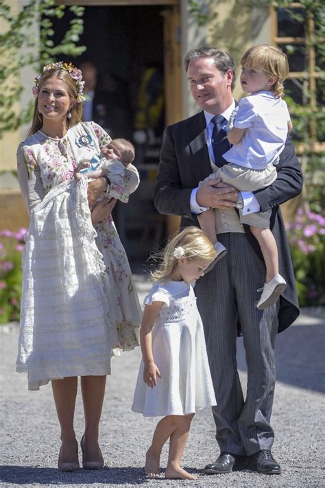 Fotografia princeznej Madeleine a Chrisa O'Neilla počas svadobného obradu