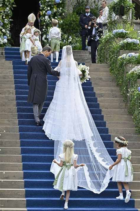 Princezná Marie Caroline z Lichtenštajnska kráča s otcom k oltáru