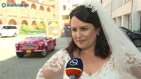 Šťastná nevesta v svadobných šatách