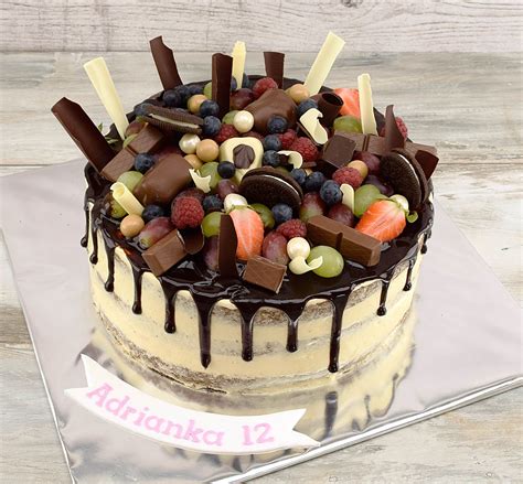 Koláž rôznych druhov narodeninových tort: čokoládová s ovocím, nahá torta, torta s dúhou, torta s motívom pre deti