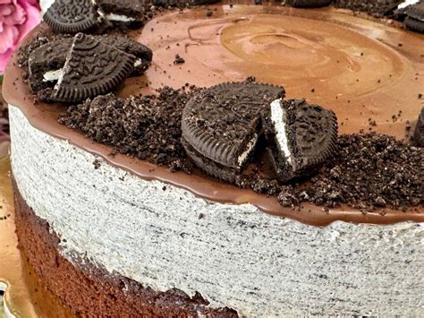 Detail poschodovej Oreo torty s kúskami Oreo na vrchu