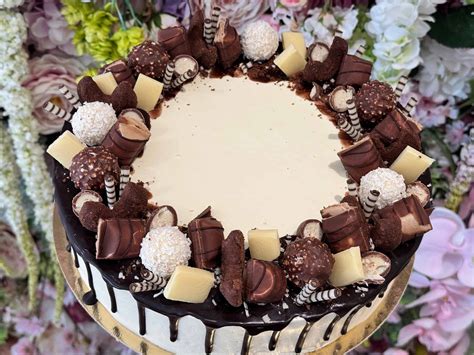 Torta zdobená rôznymi cukríkmi a M&M bonbónmi v farebných radoch