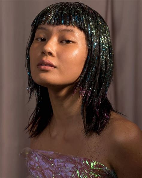 Žena s glitter roots účesom
