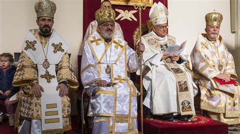 Zobrazenie kňaza a miništrantov pri oltári počas Liturgie Slova