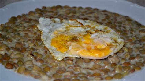 Ľudové ilustrácie alebo fotky ľudí pri potoku ráno na Veľký piatok