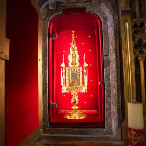 Fotografia relikviára Kristovej Krvi v Hronskom Beňadiku