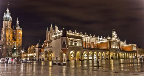 Panoramatická fotografia historického centra Krakova v zime s osvetleným námestím