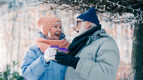 Rodina objímajúca starší pár