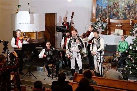 fotografia pódia Štátneho divadla Košice počas vianočného koncertu s umelcami a orchestrom