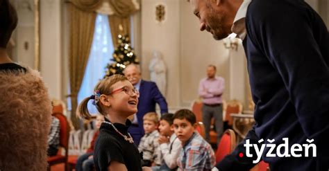 deti z detského domova vystupujúce na pódiu počas vianočného koncertu