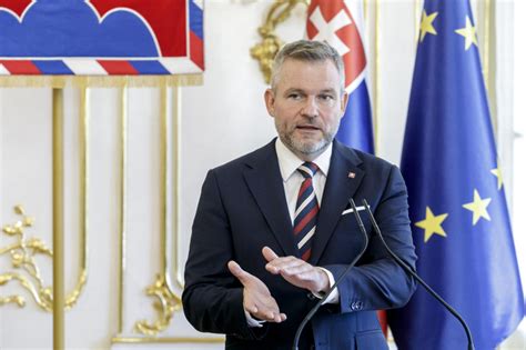 Tematické foto: Prezident alebo premiér pri novoročnom príhovore národu