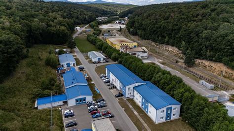 Foto krátera a zničenej delaboračnej haly VOP Nováky po výbuchu