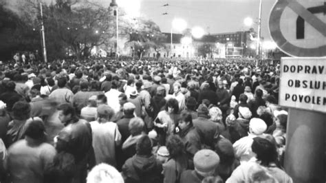 dobová čiernobiela fotografia študentských protestov v Dháke z roku 1952 alebo pamätník obetiam jazykového hnutia