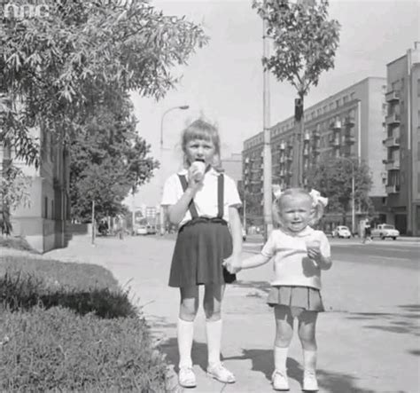 Tematická ilustrácia s usmievavými absolventmi s čiapkami, ktorí sa lúčia so školou