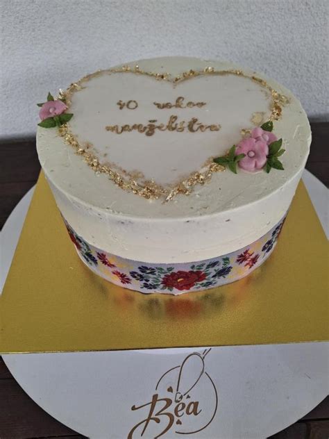 Ilustračná fotografia torty na výročie svadby s romantickými dekoráciami