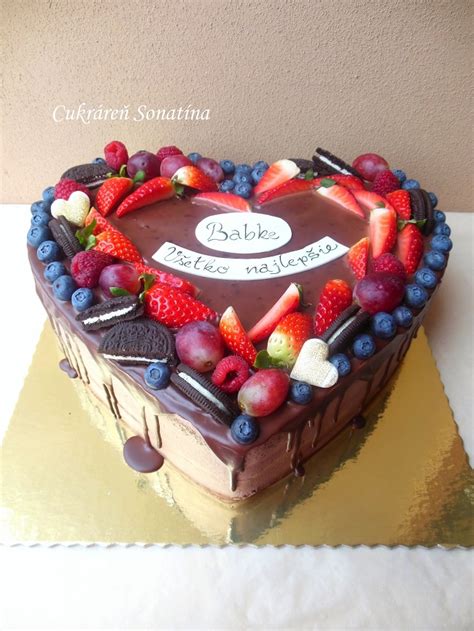 Ukážka torty v tvare srdca s ovocím a čokoládovou polevou