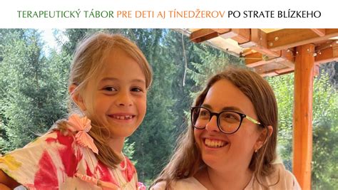 Tematické foto: Skupina detí objímajúca plyšového Mikuláša s nápisom 