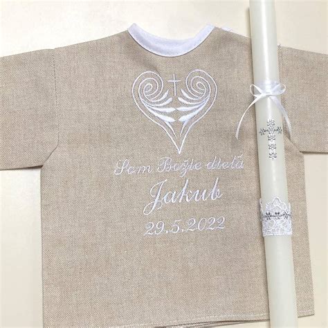 Sada pre krst: Sviečka a biela košieľka ako nevyhnutné symbolické predmety obradu.