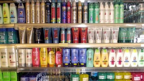 Ilustračné foto rôznych kozmetických produktov a parfumov.