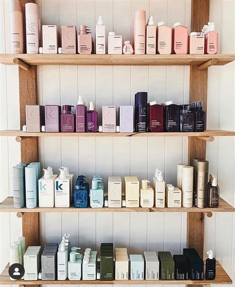 Štýlová fotografia rôznych produktov starostlivosti o vlasy.