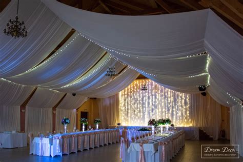 Ukážka elegantnej výzdoby interiéru s girlandami a svetielkami pre oslavu