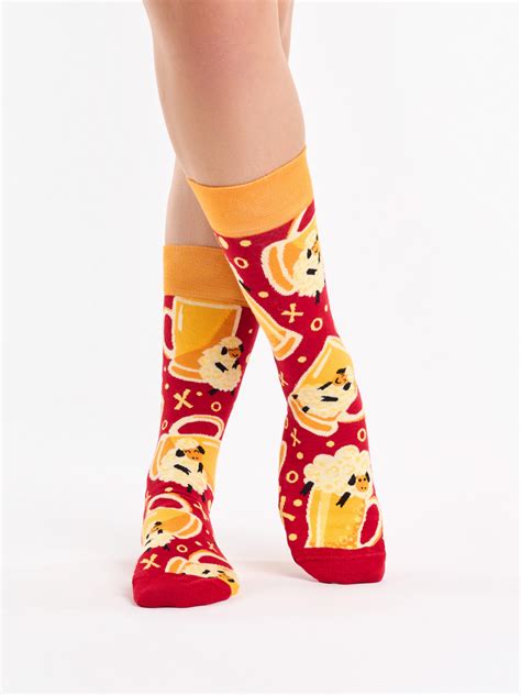 Ukážka rôznych vtipných darčekov, napr. hrnček s nápisom, veselé ponožky