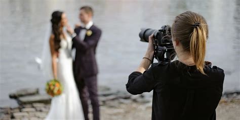 Dvojica si prezerá profesionálne svadobné fotografie na tablete.