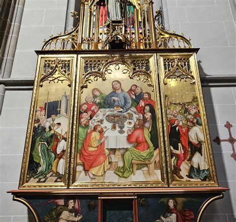 Zobrazenie Poslednej večere, kde Ježiš ustanovuje Eucharistiu.