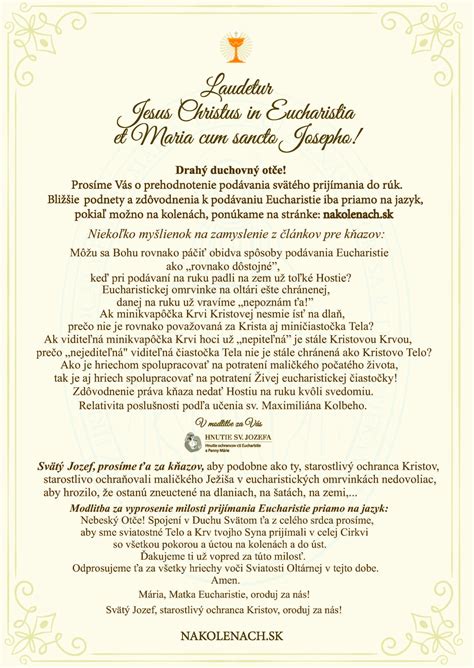 Fotografia kňaza vysluhujúceho Eucharistiu veriacim.