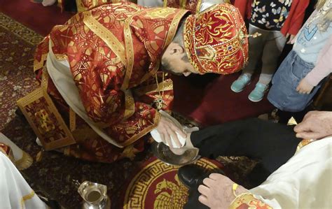 Súčasná fotografia obradu umývania nôh počas liturgie Zeleného štvrtka