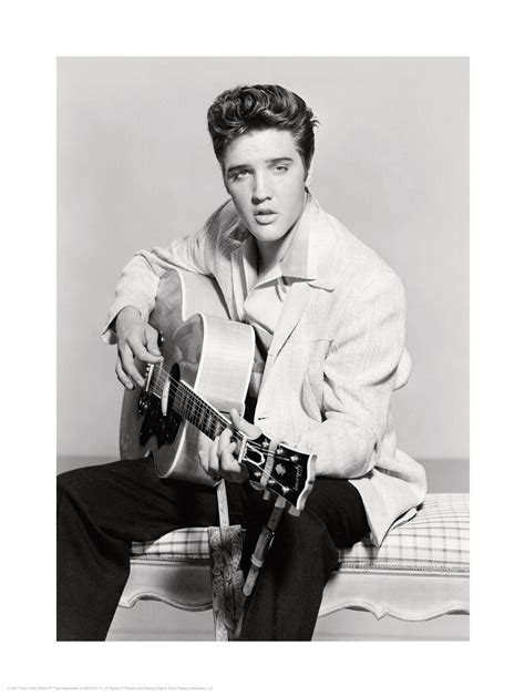 Archívna fotografia mladého Elvisa Presleyho s gitarou