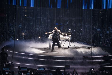 Fotografia Michala Davida počas koncertu v O2 Aréne pri príležitosti osláv narodenín.