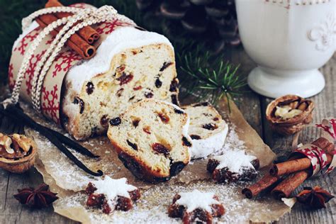 Detailný záber na tradičnú vianočnú štólu bohato posypanú práškovým cukrom s viditeľným kandizovaným ovocím