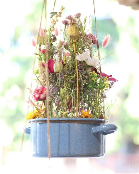 kolekcia kvetov a darčekov ako symbol priania pekného dňa