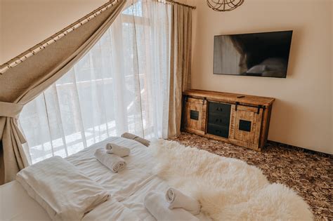 Interiér moderného apartmánu s výhľadom na hory