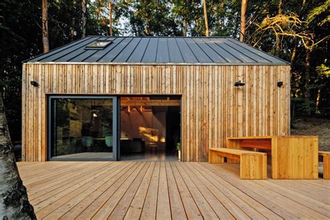 Vonkajší pohľad na drevenú chatu v zasneženom prostredí