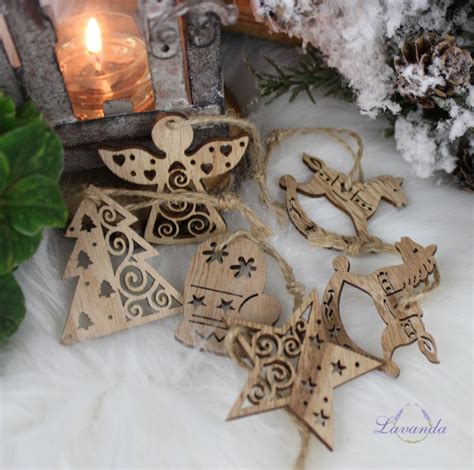 drevené vianočné ozdoby v tvare anjelika a stromčeka