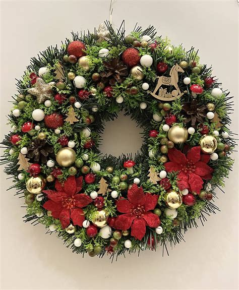 vianočný veniec z drevených odrezkov a sušeného ovocia