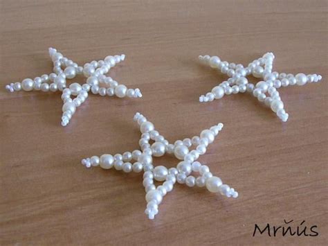 vianočné ozdoby z korálkov a penovej gumy