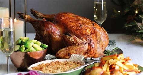 fotografia vianočného stola v Anglicku s pečenou morkou a vianočným pudingom