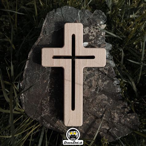 Ilustrácia znázorňujúca tradičné predvianočné zvyky a symboly ako cesnak, svätená voda a drevený krížik.