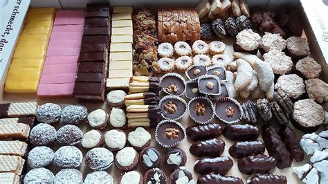 Koláž fotografií zobrazujúca rôzne druhy tradičného slovenského vianočného pečiva.